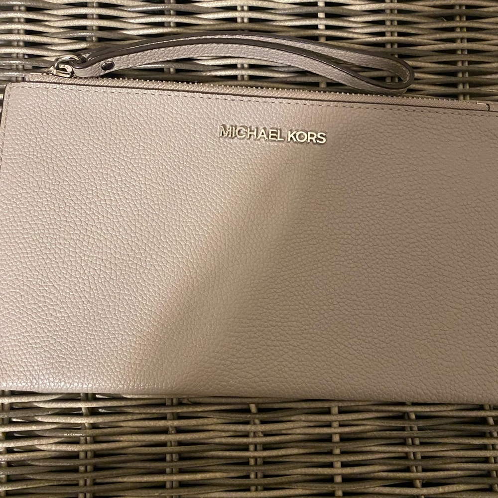 Michael kors grey leather wristlet
